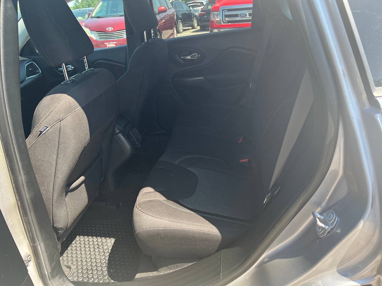 Used 2019 Jeep Cherokee Latitude w/ Cold Weather Group FWD image 2