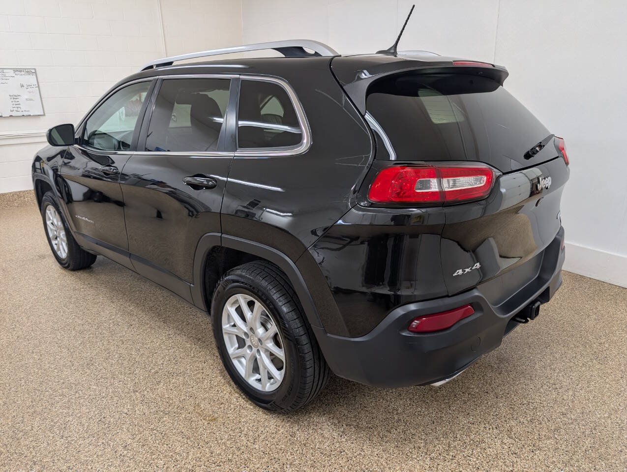 Used 2015 Jeep Cherokee Latitude w/ Cold Weather Group AWD/4WD image 3