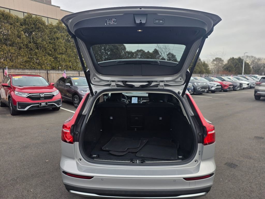 Used 2025 Volvo V60 B5 Cross Country Plus image 33