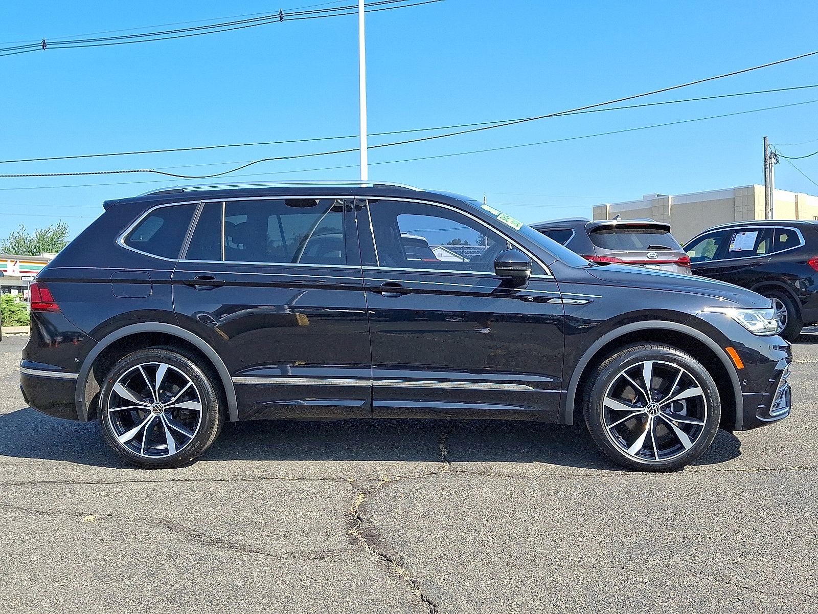 Used 2022 Volkswagen Tiguan SEL R-Line image 8