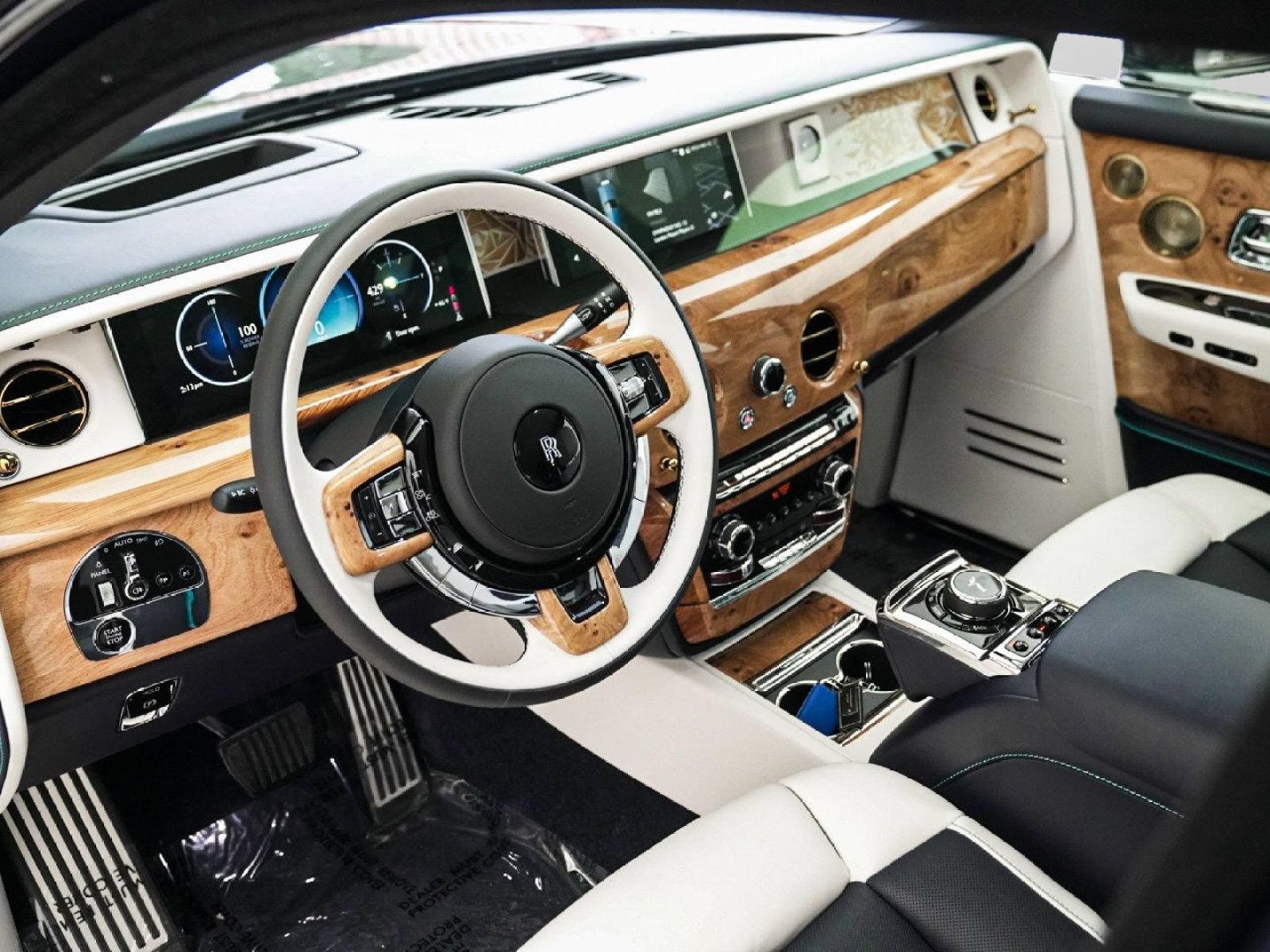 New 2026 Rolls-Royce Phantom Sedan RWD image 2