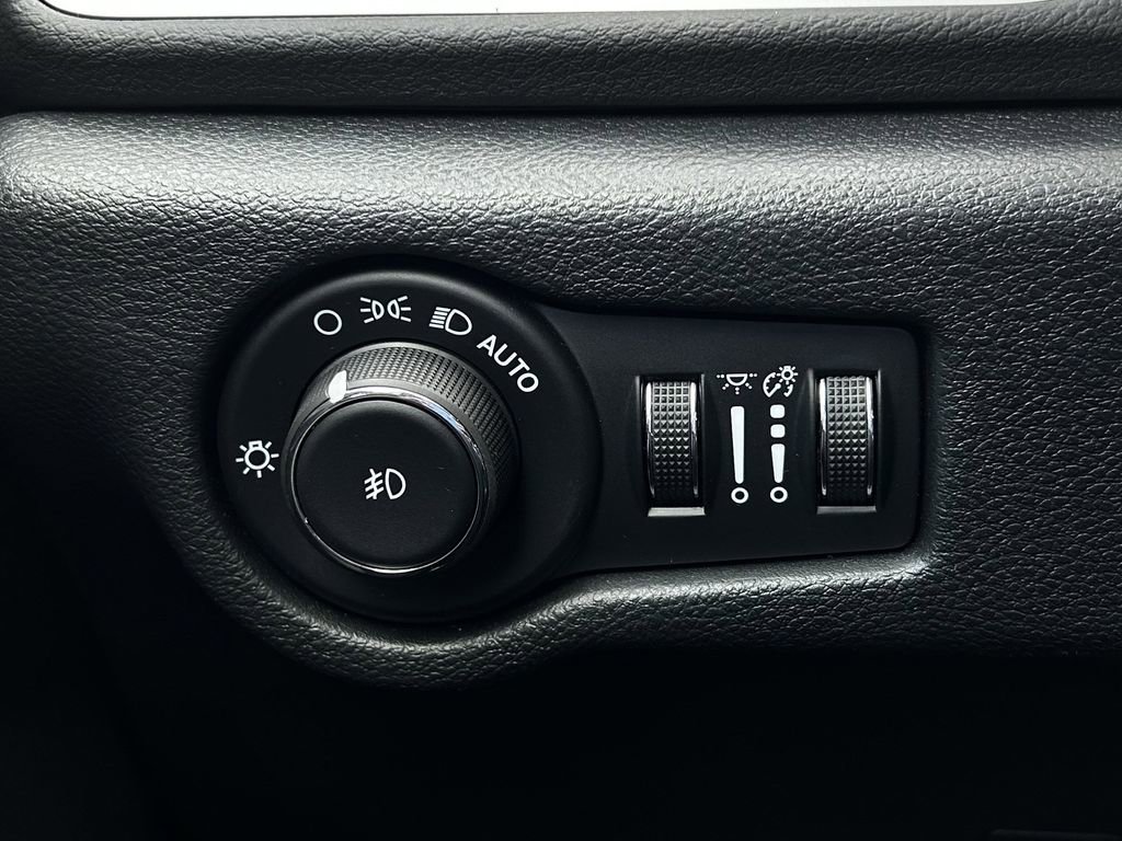 Used 2025 Chrysler Pacifica Select FWD image 25