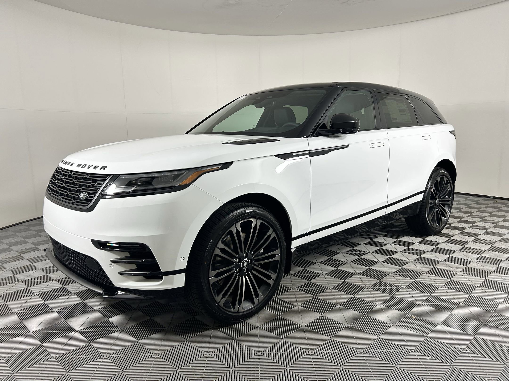 New 2026 Land Rover Range Rover Velar Dynamic SE image 1