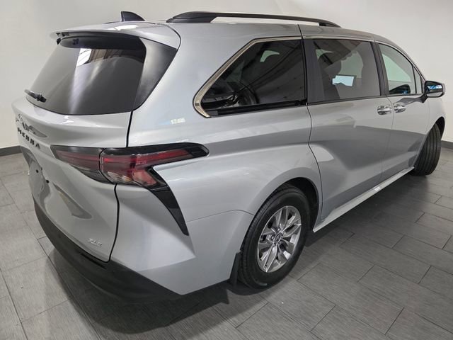 Used 2025 Toyota Sienna XLE w/ XLE Plus Package AWD/4WD image 5
