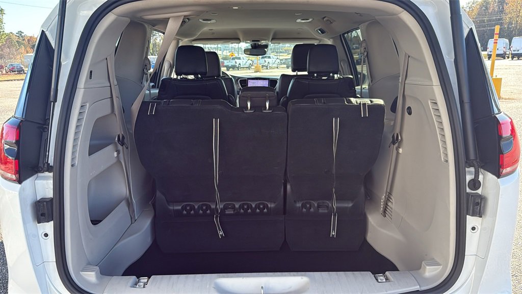 Used 2022 Chrysler Pacifica Touring-L image 11