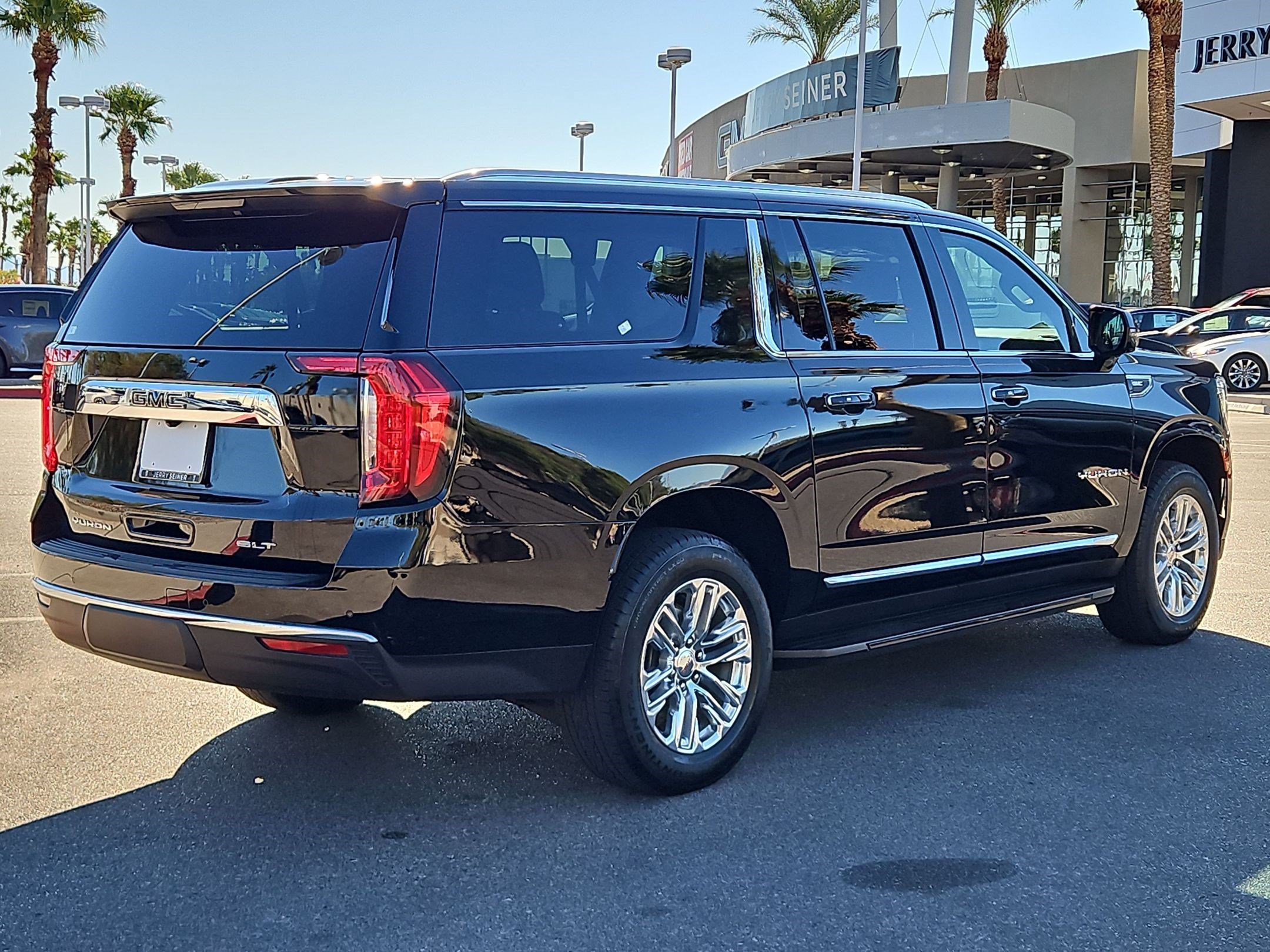 Certified 2024 GMC Yukon XL SLT w/ SLT Premium Package AWD/4WD image 5