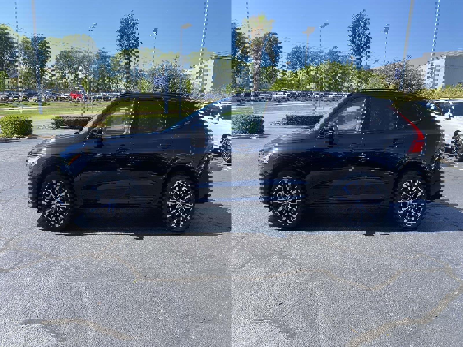 Used 2023 Volvo XC60 B6 Ultimate w/ Protection Package Premier AWD/4WD image 4