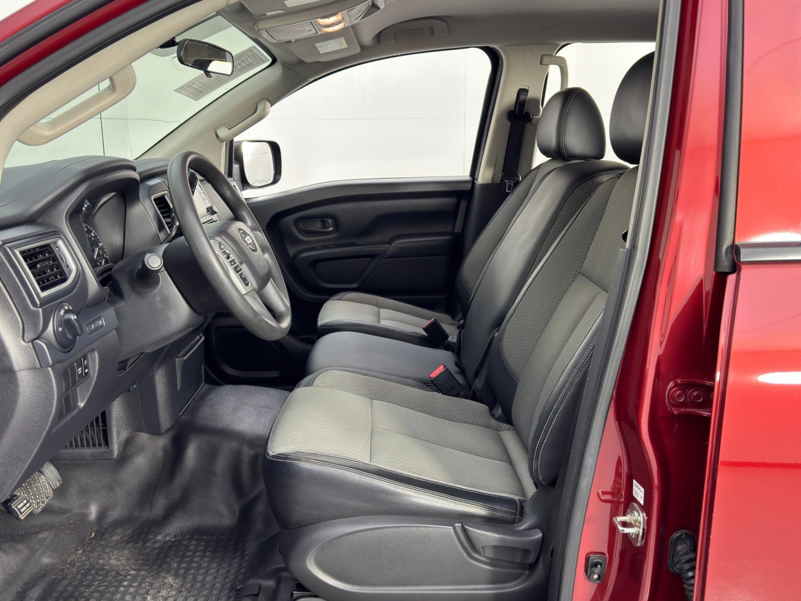 Used 2017 Nissan Titan S image 14