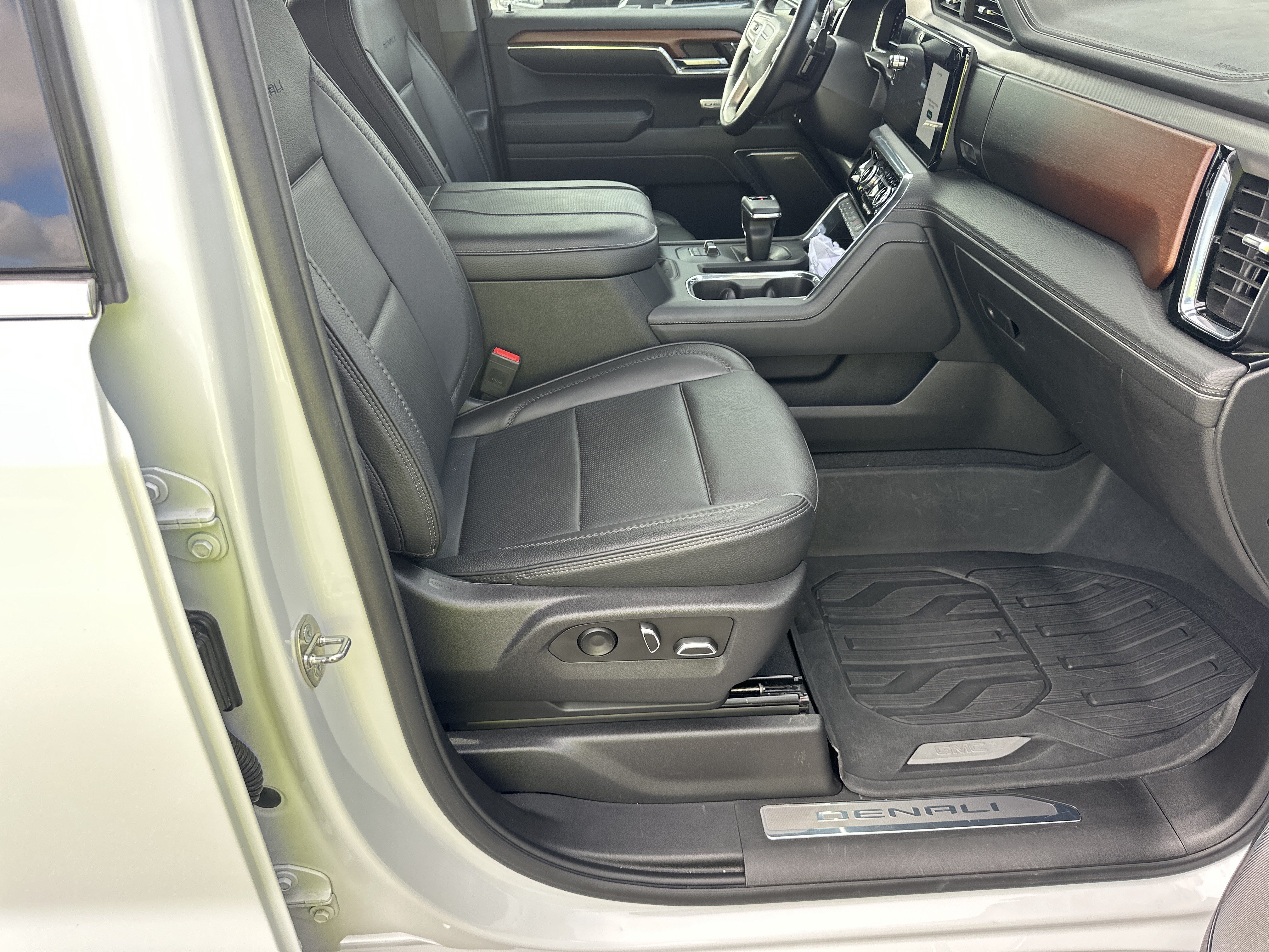 Used 2023 GMC Sierra 1500 Denali w/ Technology Package AWD/4WD image 14