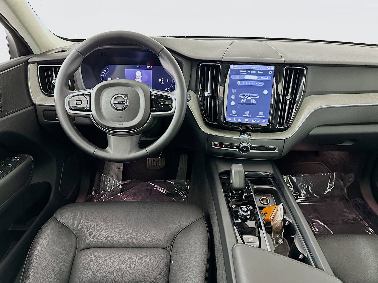 Used 2025 Volvo XC60 B5 Plus image 23