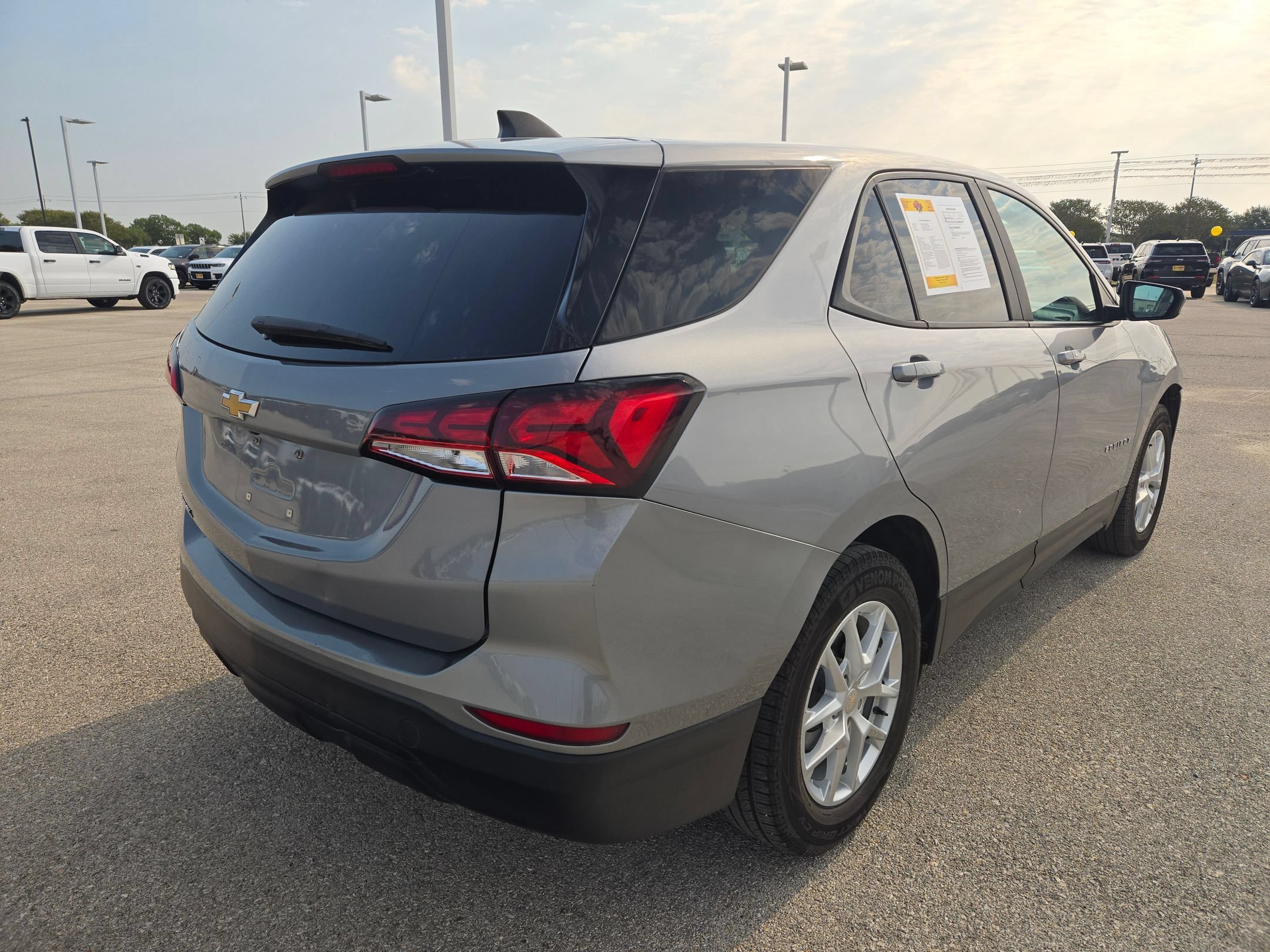 Used 2023 Chevrolet Equinox LS w/ LS Convenience Package FWD image 3