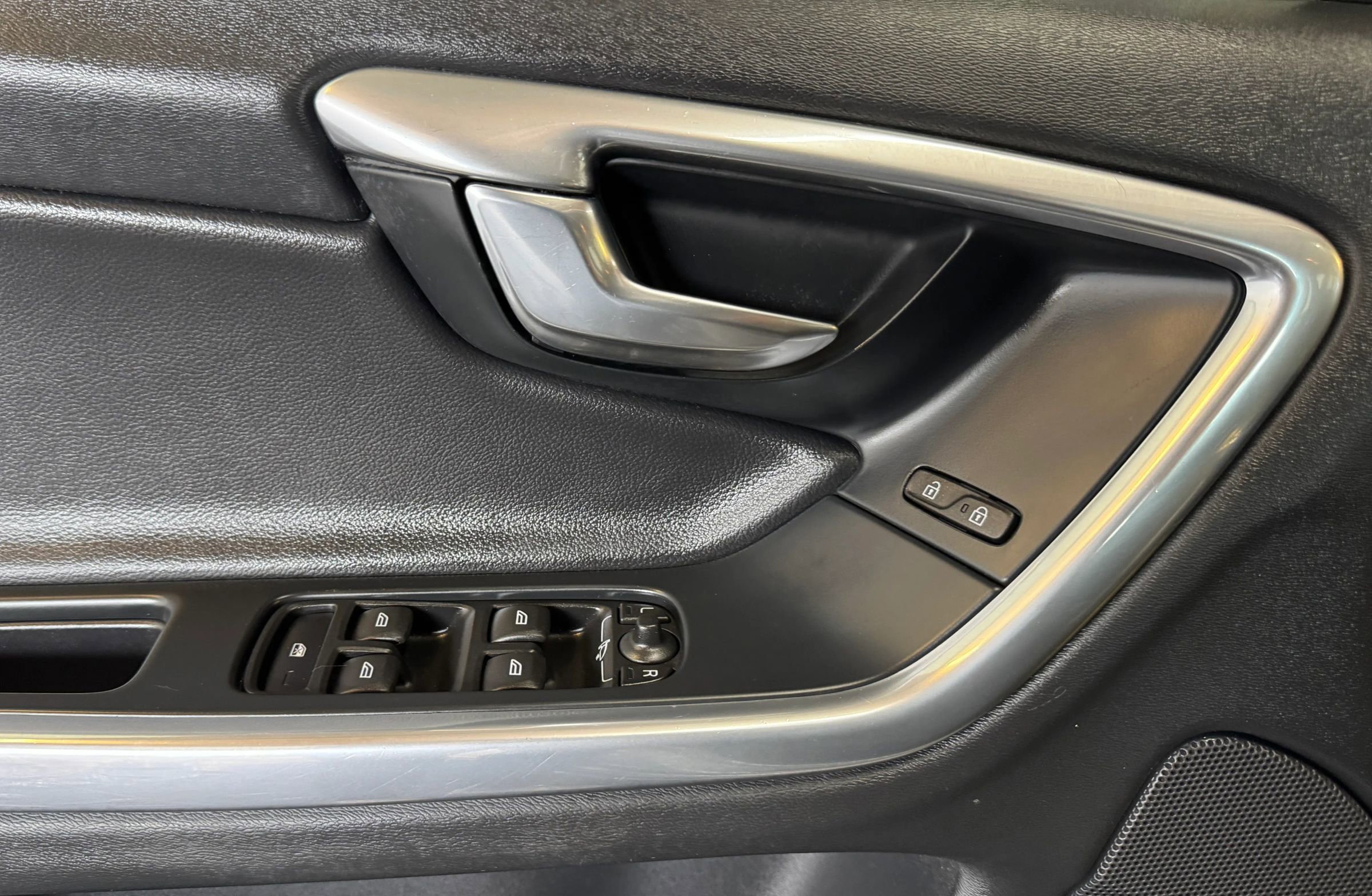 Used 2016 Volvo V60 T5 Premier w/ Convenience Package image 13