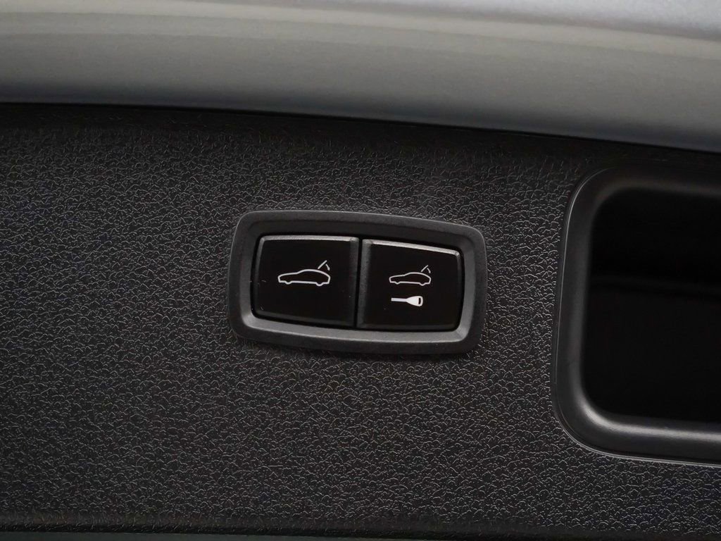 Certified 2025 Porsche Macan image 14