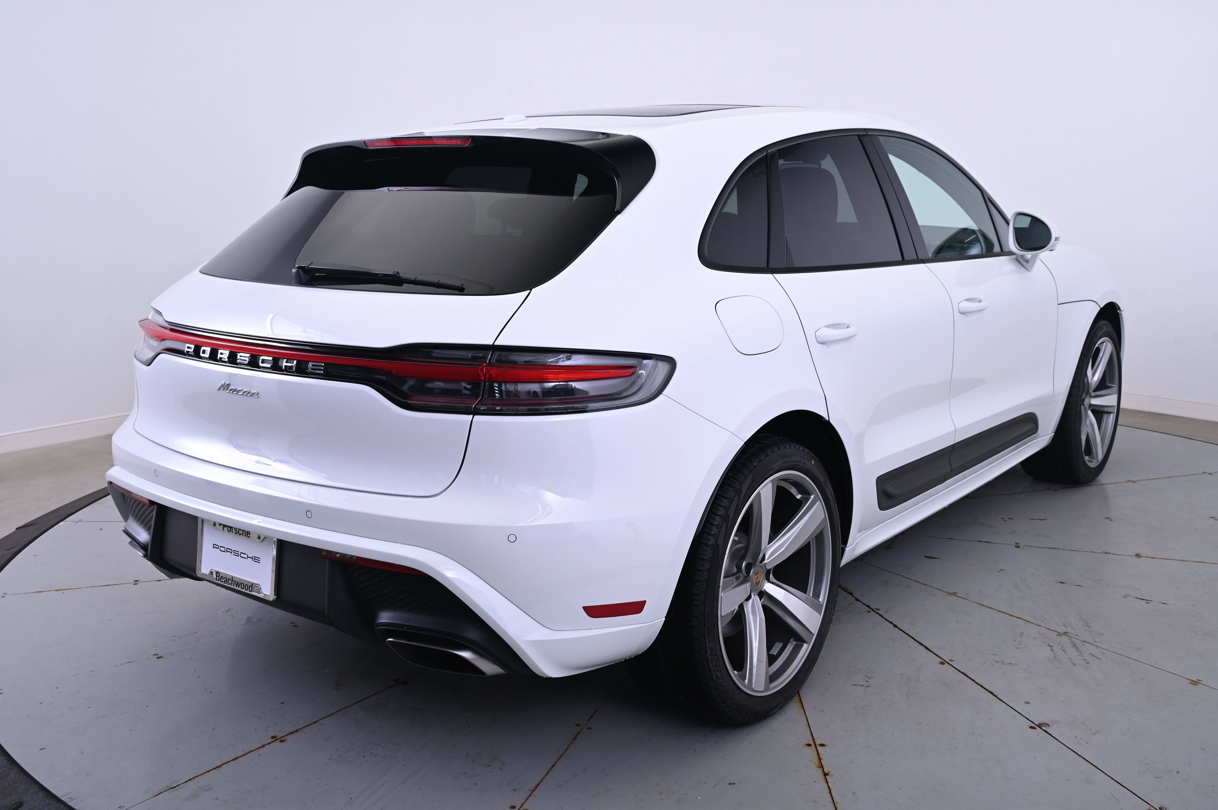 Certified 2025 Porsche Macan image 7