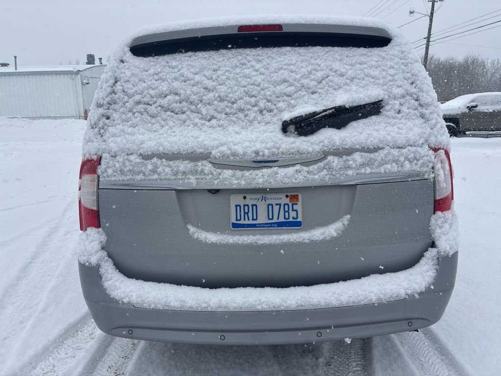 Used 2013 Chrysler Town & Country Touring-L w/ Driver Convenience Group image 4