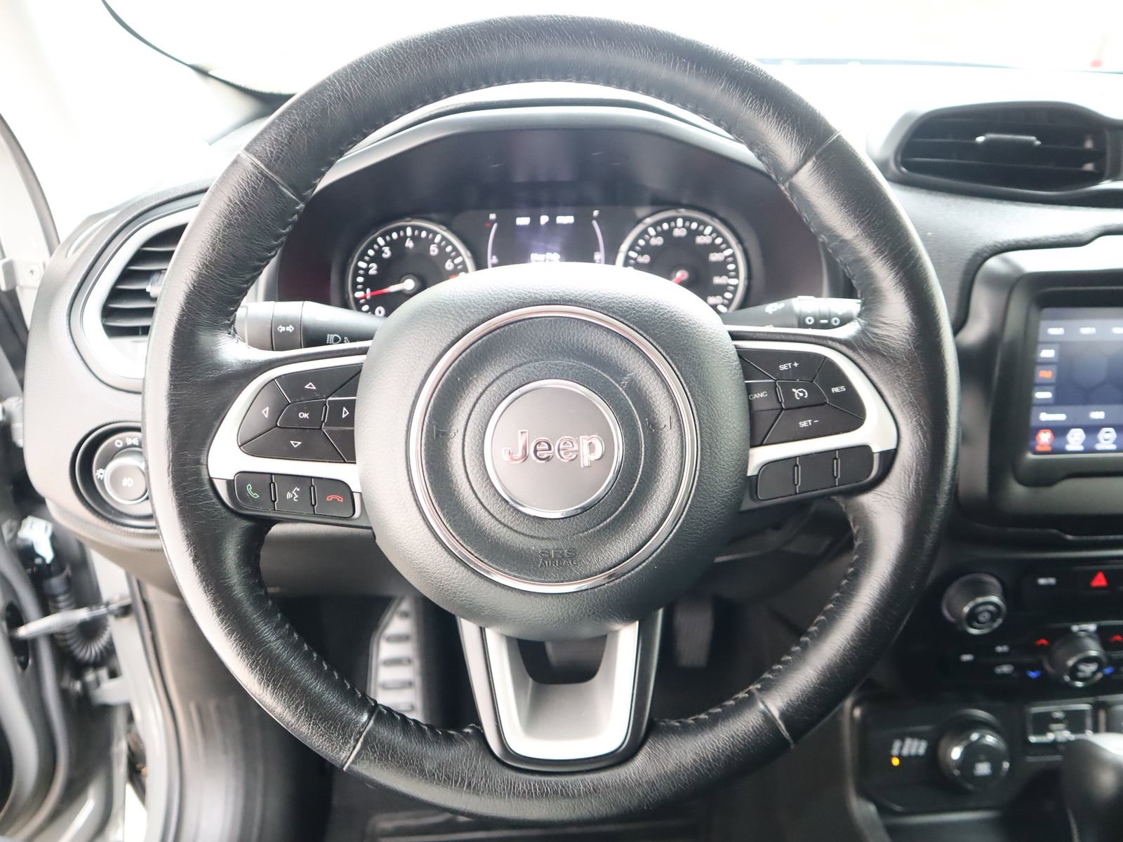 Used 2020 Jeep Renegade Latitude w/ Cold Weather Group image 32