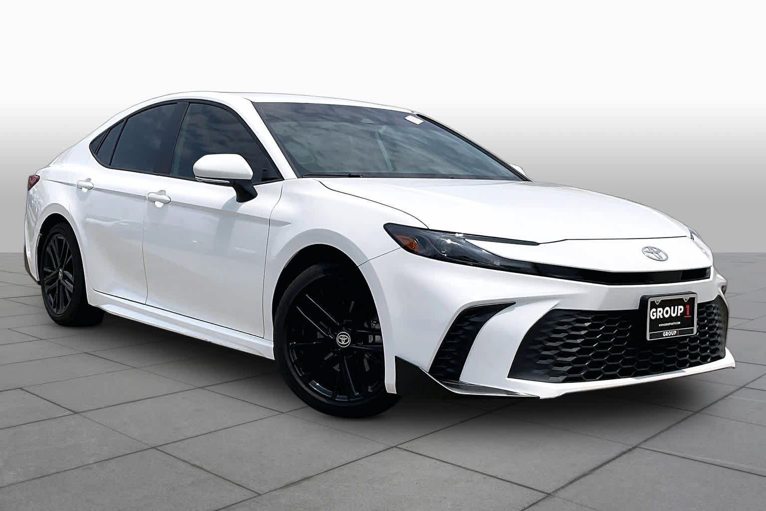 Used 2025 Toyota Camry SE FWD image 3