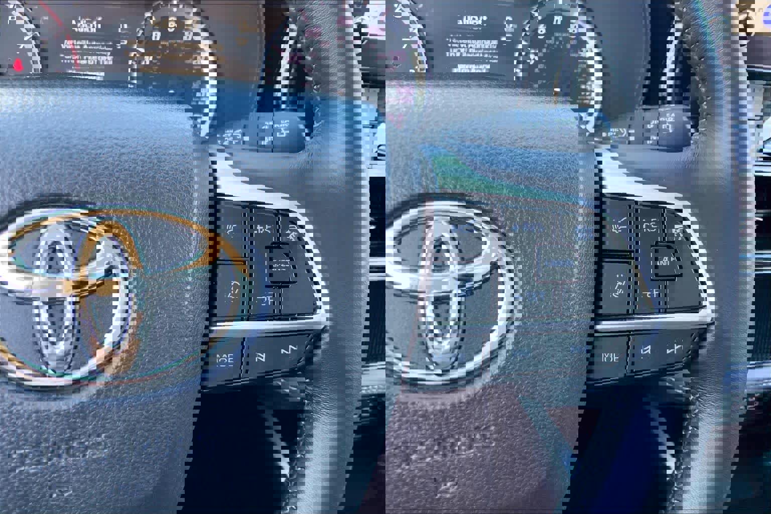 Used 2024 Toyota Highlander LE image 25