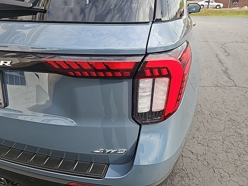 Used 2025 Ford Explorer Active AWD/4WD image 6