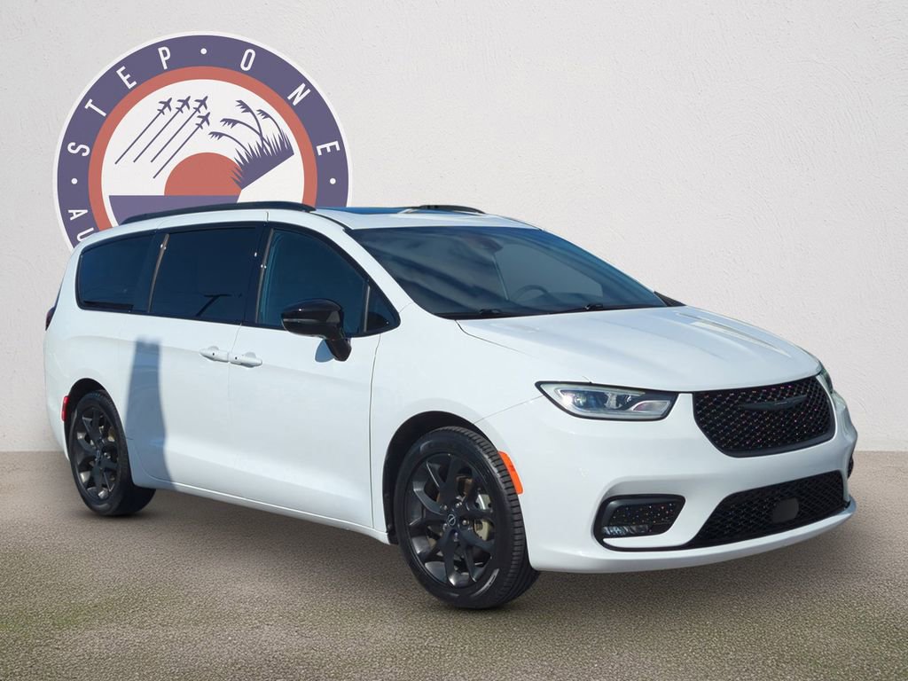 Used 2025 Chrysler Pacifica Limited image 2