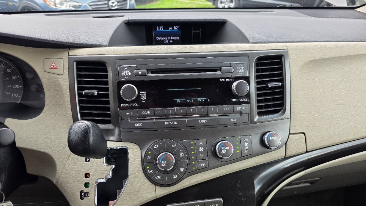 Used 2011 Toyota Sienna LE w/ Towing Pkg FWD image 18