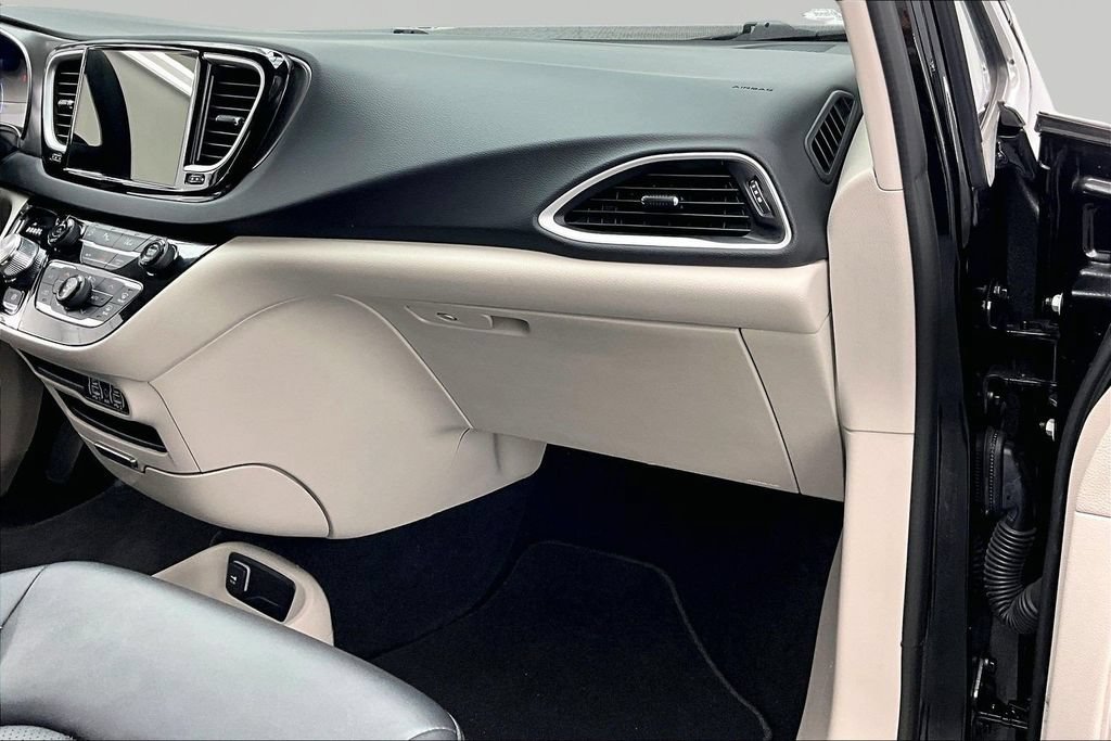 Used 2024 Chrysler Pacifica Touring-L FWD image 17