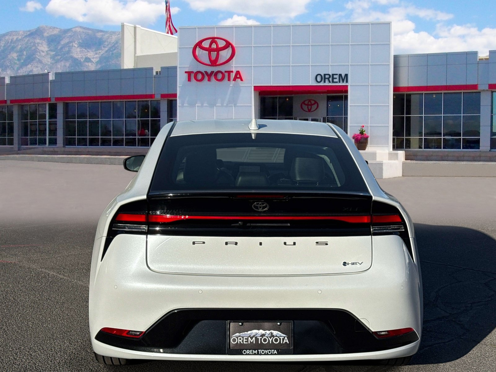 Used 2025 Toyota Prius XLE FWD image 4