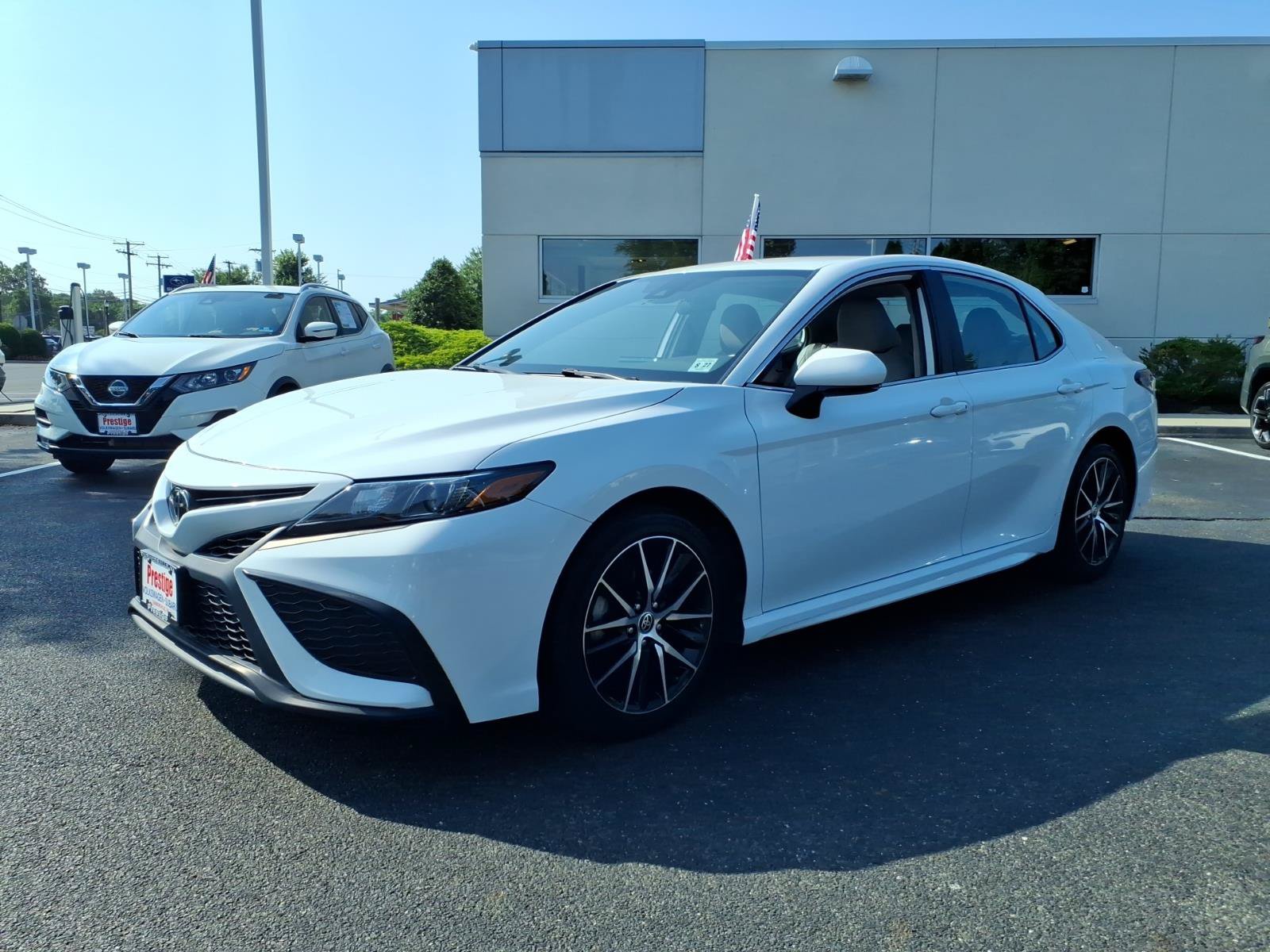Used 2022 Toyota Camry SE FWD image 5