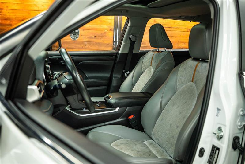 Used 2023 Toyota Highlander Bronze Edition image 10