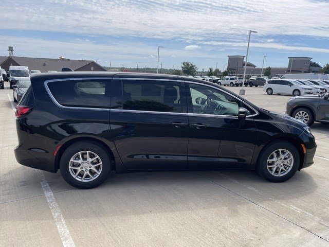 New 2026 Chrysler Pacifica Select image 7