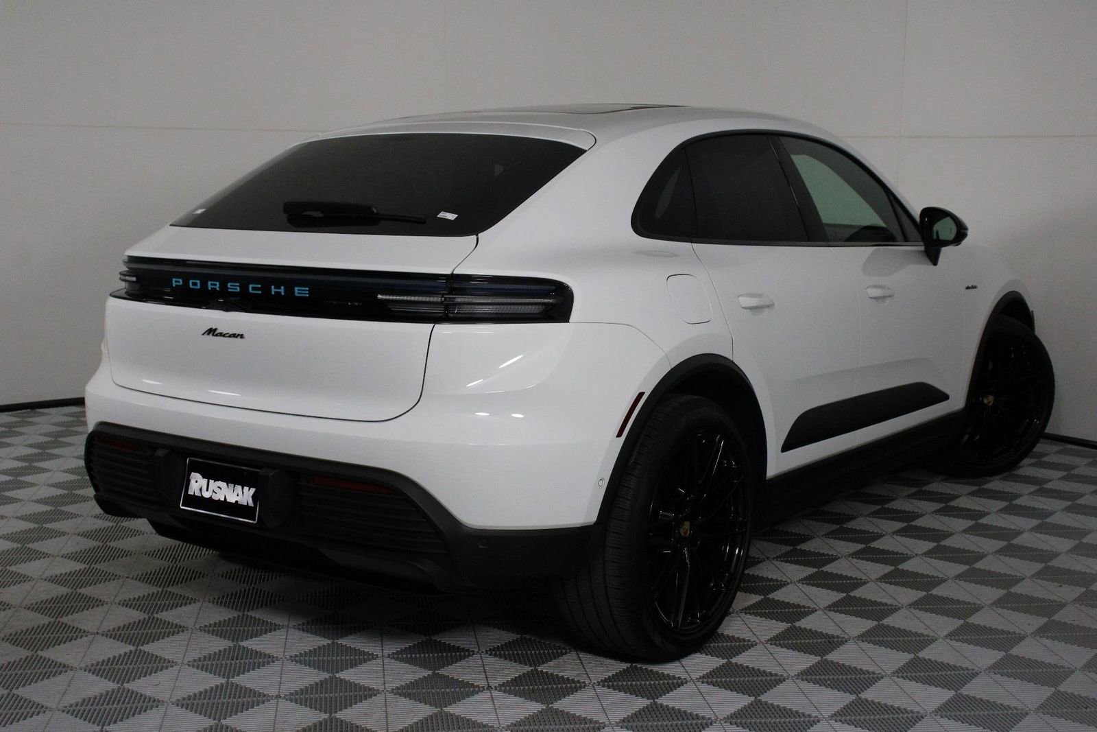 Certified 2025 Porsche Macan Electric image 7
