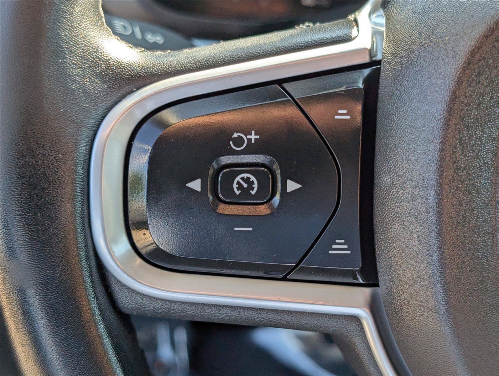 Used 2022 Volvo XC60 B5 Momentum AWD/4WD image 23