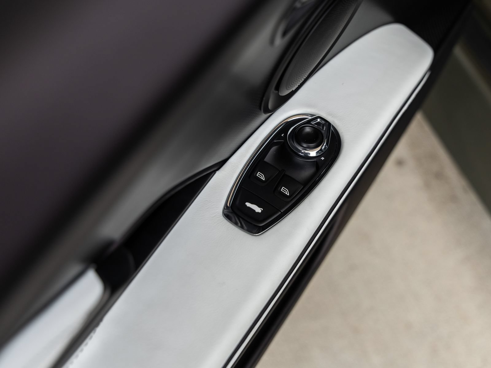 Used 2023 Aston Martin DBS Superleggera Volante RWD image 31