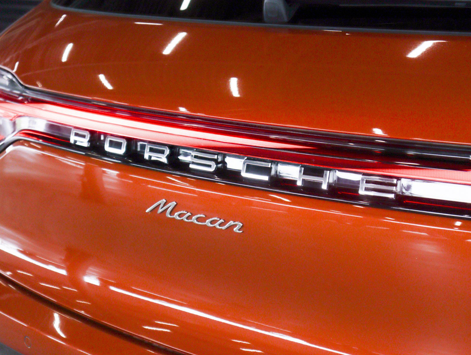 Certified 2024 Porsche Macan AWD/4WD image 28