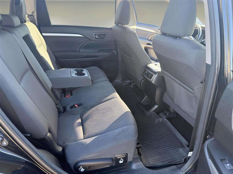 Used 2018 Toyota Highlander LE image 23