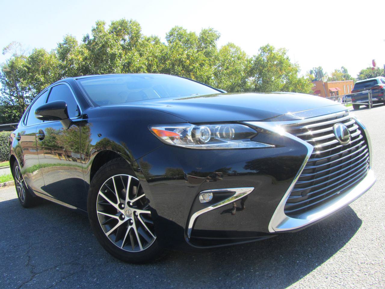 Used 2016 Lexus ES 350 w/ Luxury Pkg & Navigation w/ Luxury Package w/Wood Trim FWD image 2