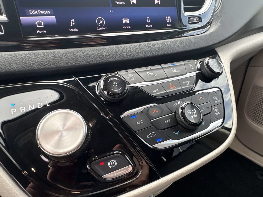 Used 2024 Chrysler Pacifica Touring-L FWD image 24