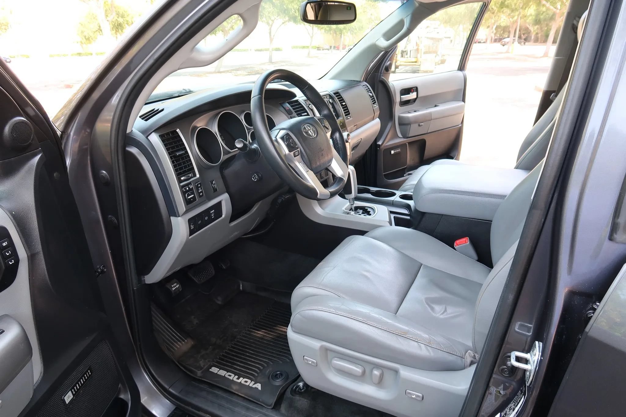 Used 2017 Toyota Sequoia Limited w/ Safety & Convenience Package AWD/4WD image 17