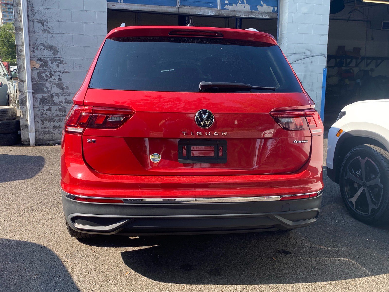 Certified 2023 Volkswagen Tiguan SE w/ Panoramic Sunroof Package AWD/4WD image 3