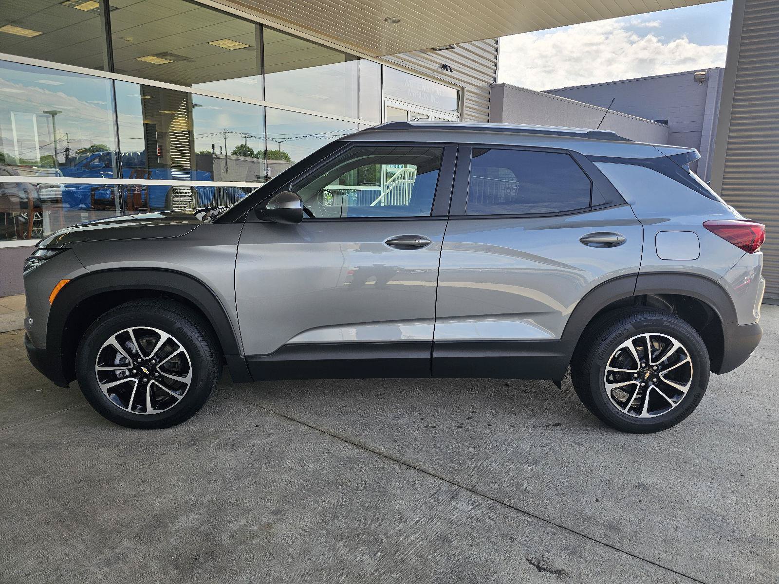 Used 2025 Chevrolet TrailBlazer LT FWD image 2