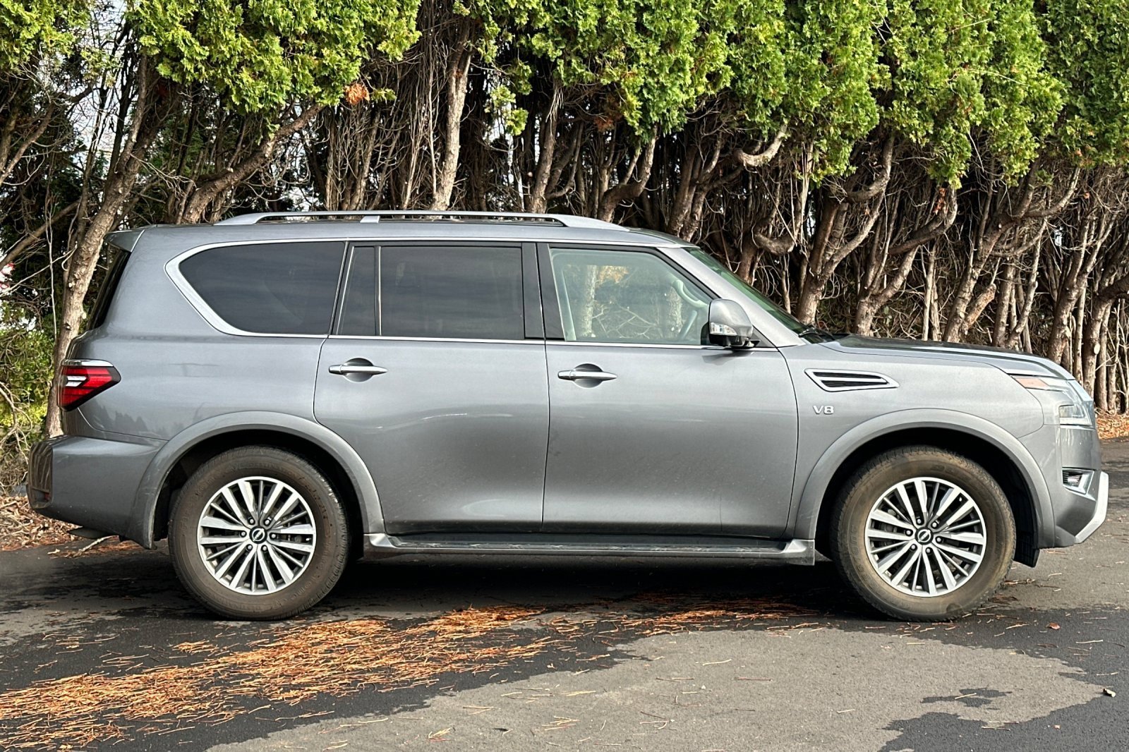 Used 2022 Nissan Armada SL w/ Captain's Chairs Package image 3