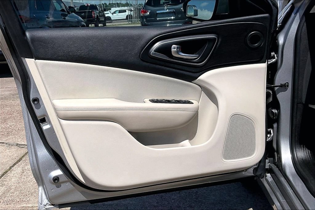 Used 2015 Chrysler 200 Limited FWD image 16
