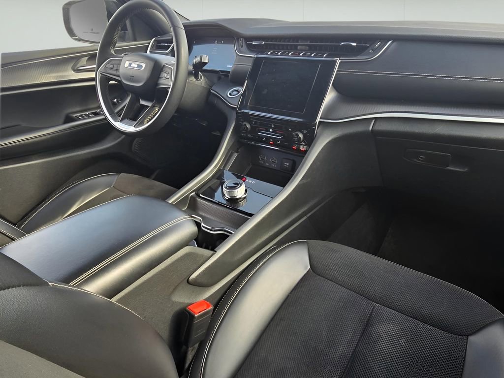 Used 2024 Jeep Grand Cherokee Altitude image 14