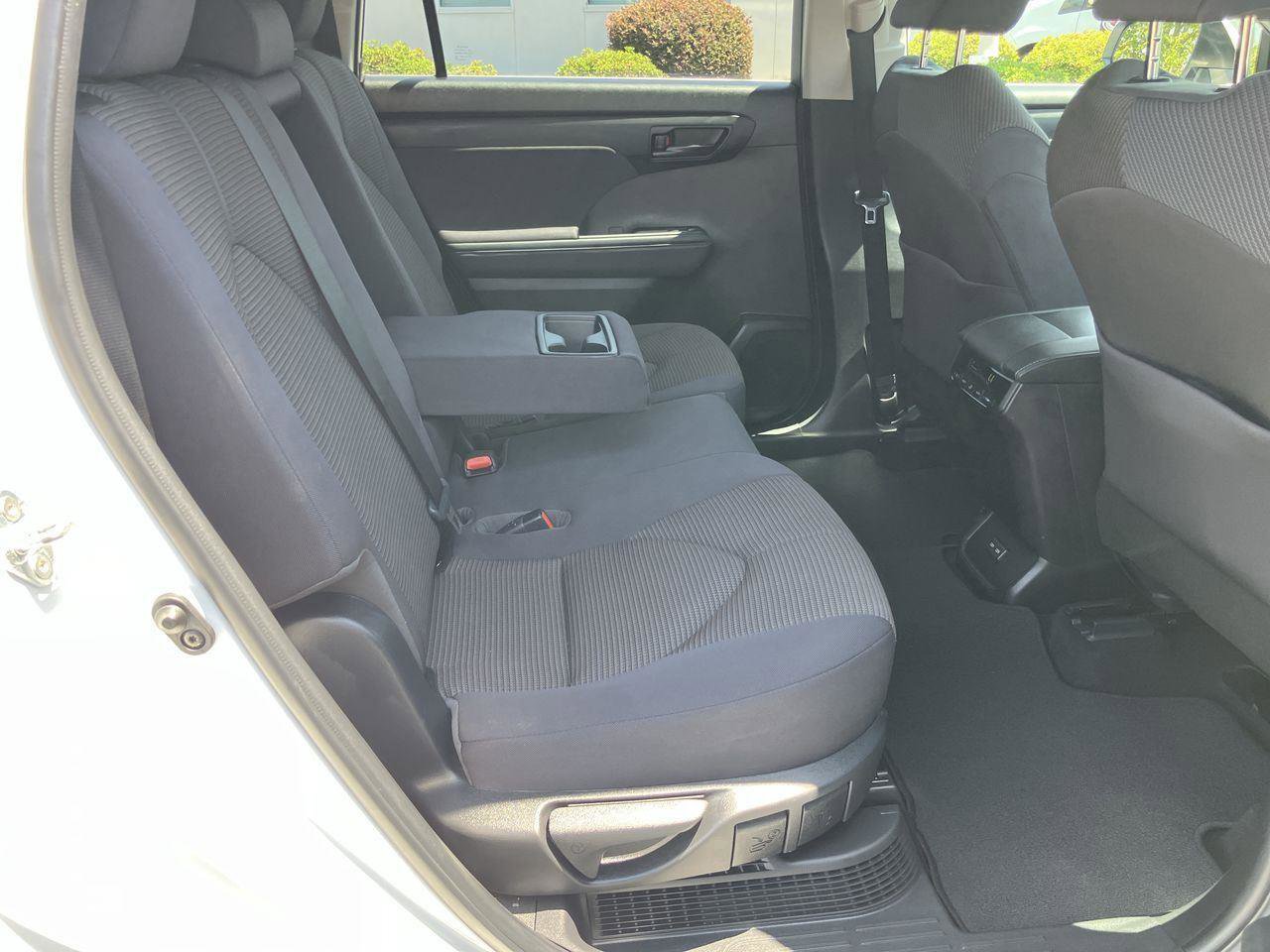 Used 2022 Toyota Highlander LE AWD/4WD image 31