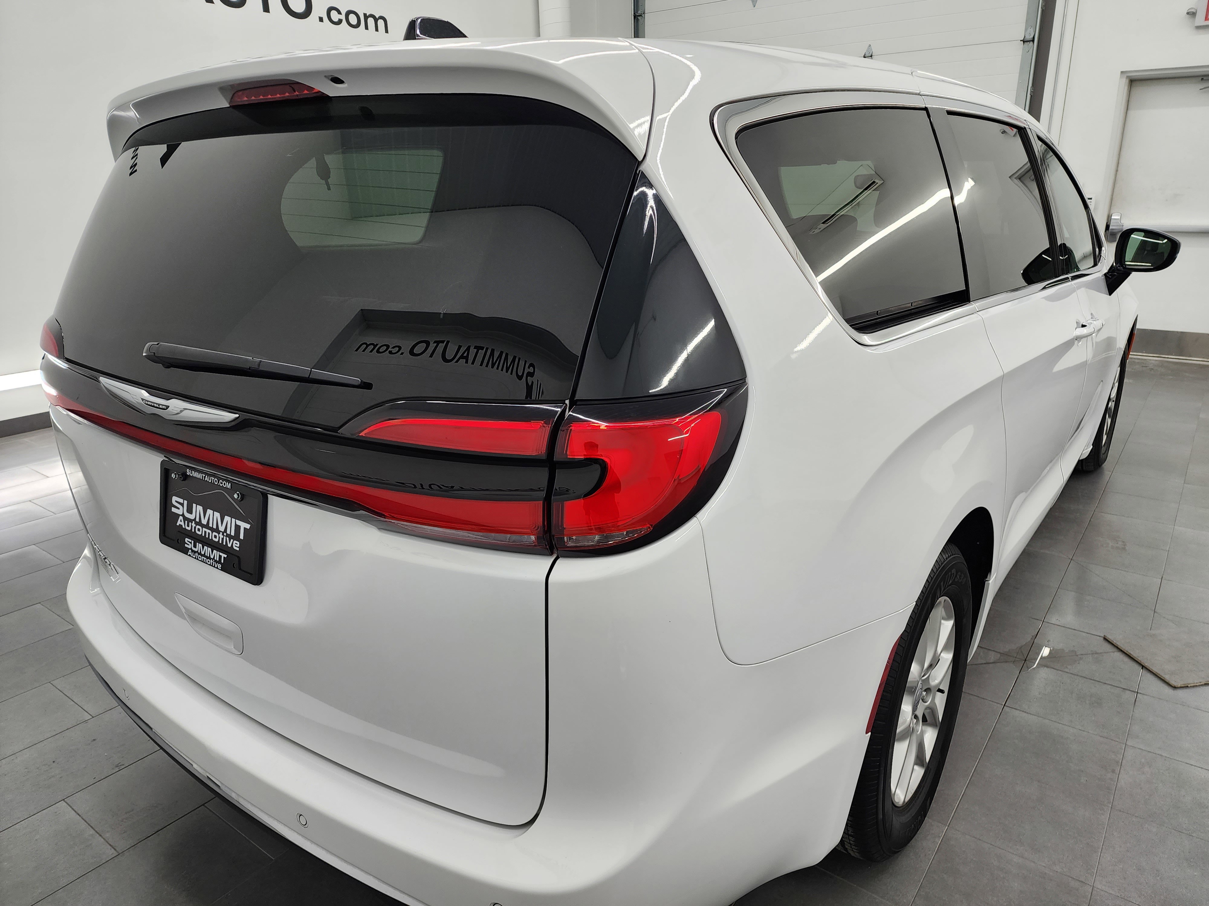Used 2024 Chrysler Pacifica Touring-L image 5