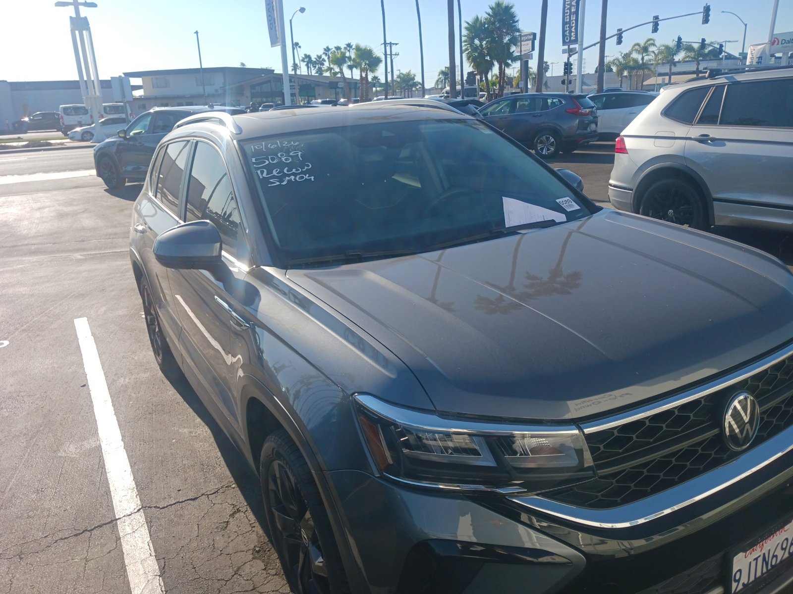 Used 2023 Volkswagen Taos SE w/ Panoramic Sunroof Package FWD image 2
