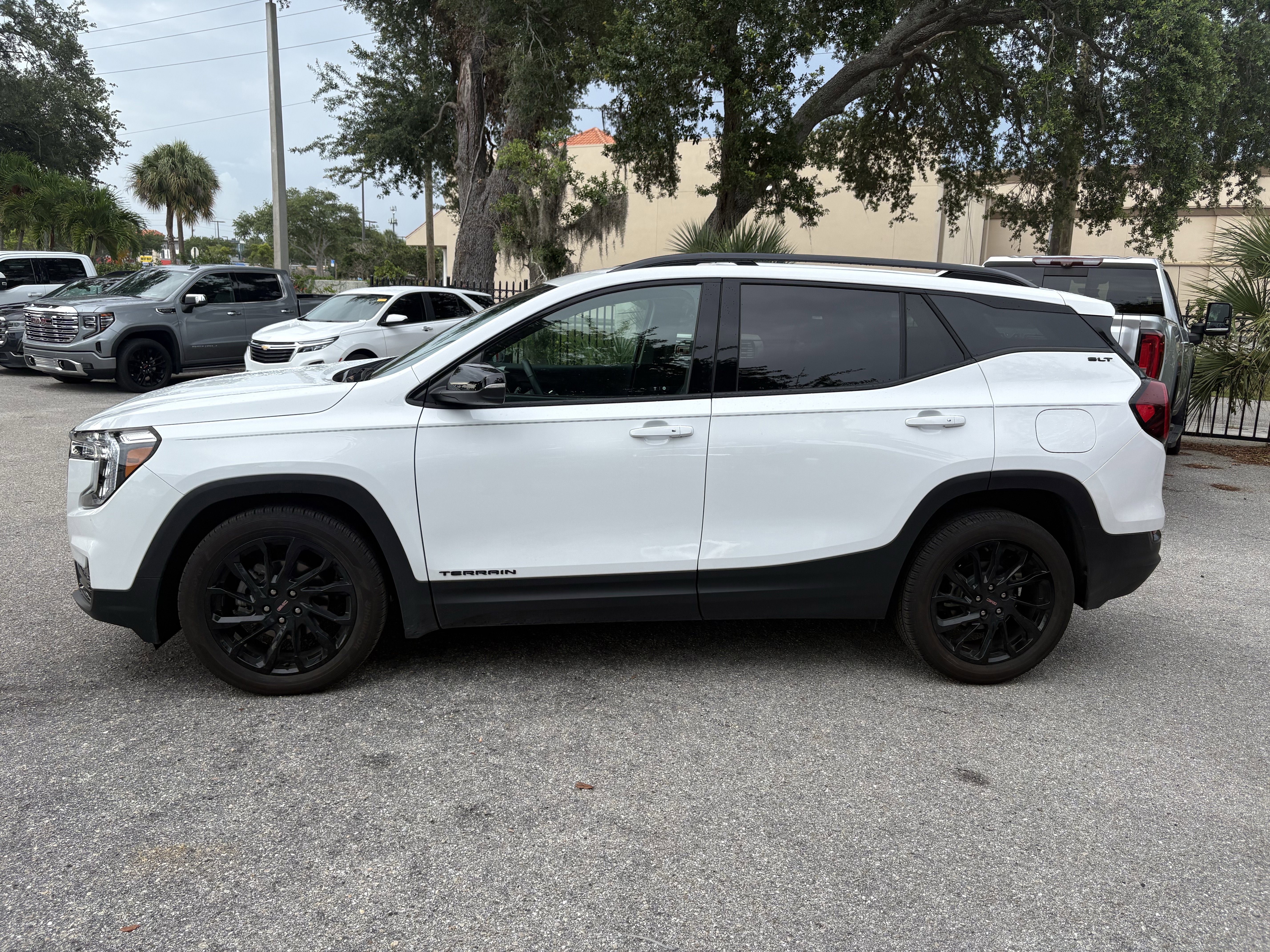 Used 2023 GMC Terrain SLT w/ Elevation Edition FWD image 4