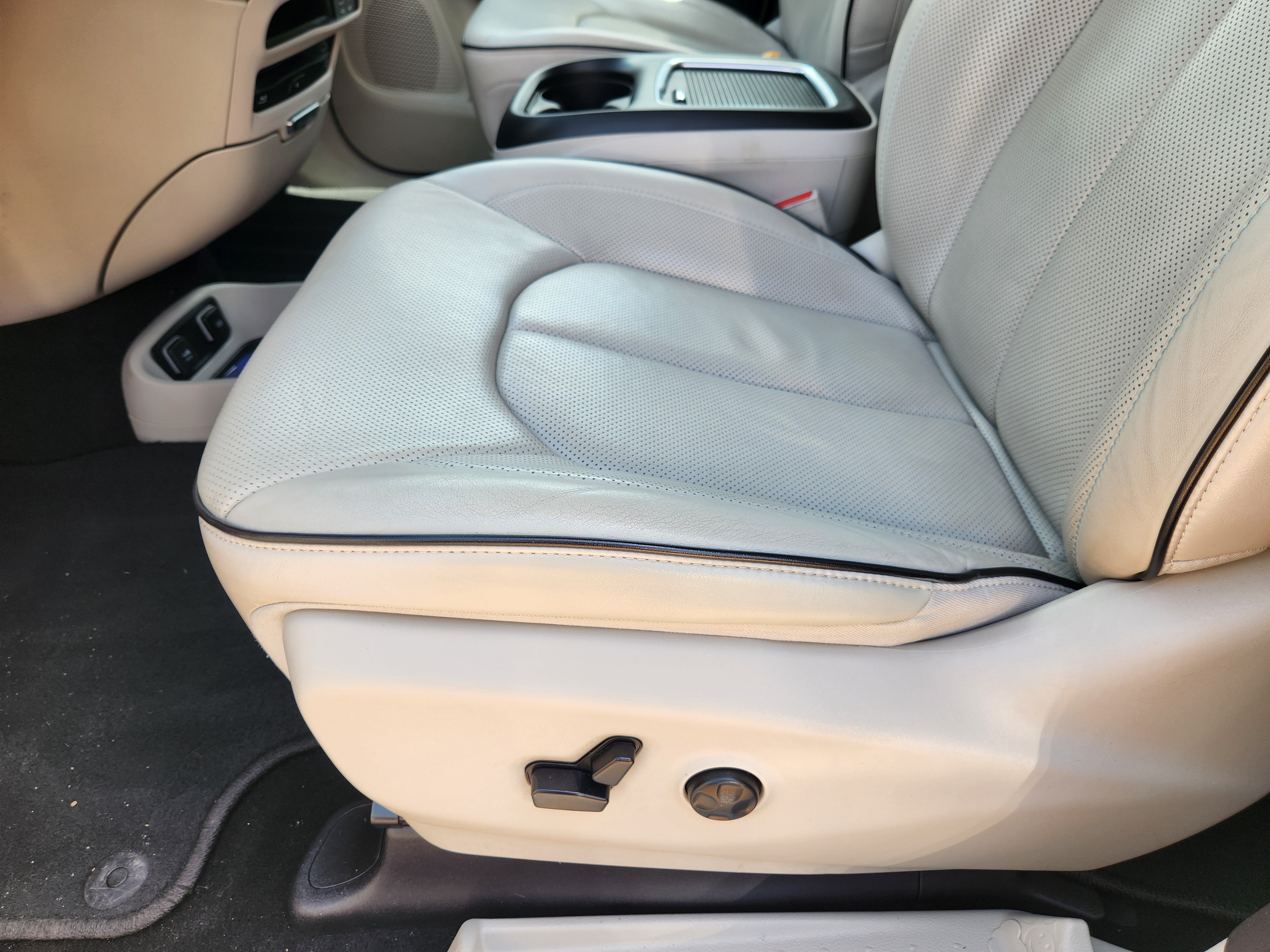 Used 2020 Chrysler Pacifica Limited w/ Advanced Safetytec Group FWD image 17