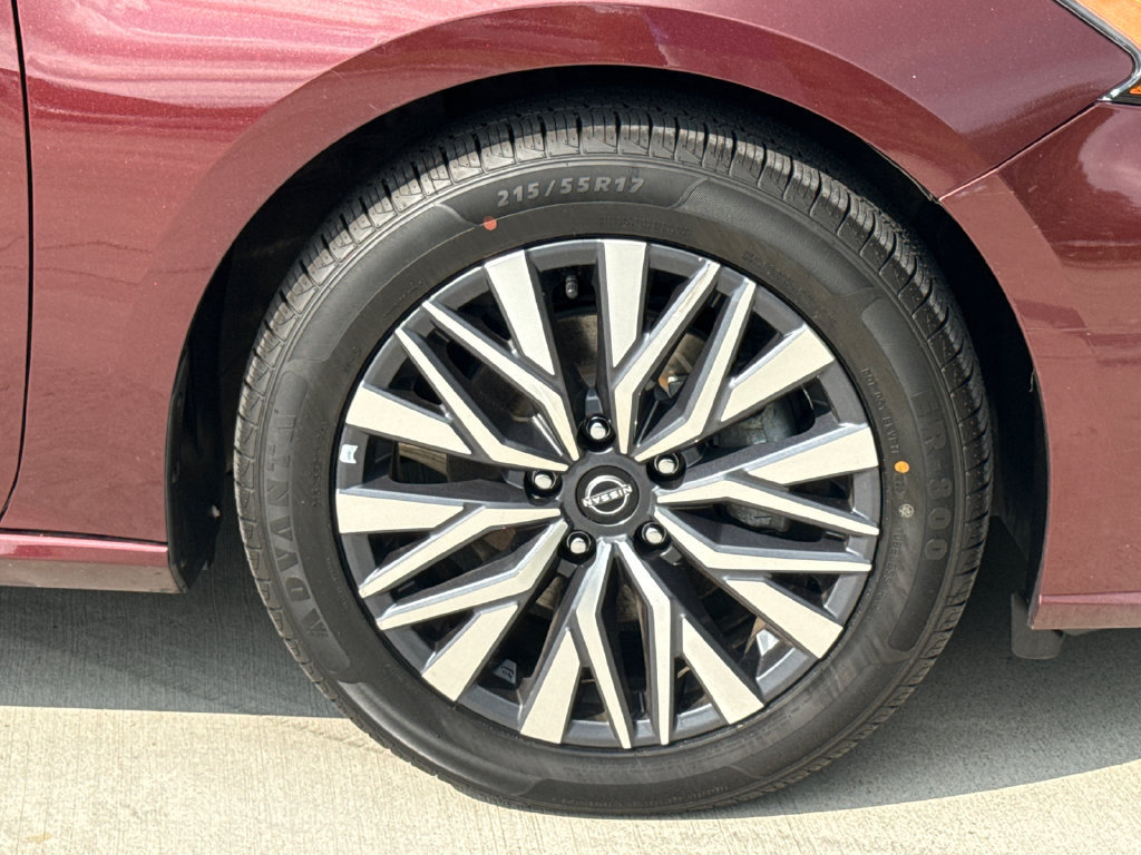 Used 2024 Nissan Altima 2.5 SV FWD image 11