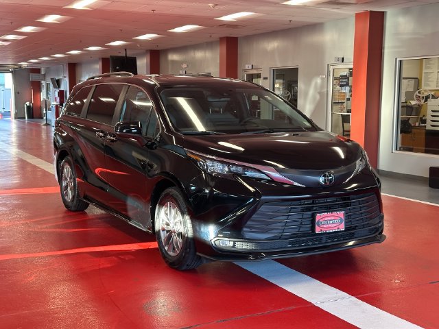 Certified 2026 Toyota Sienna XLE FWD image 2